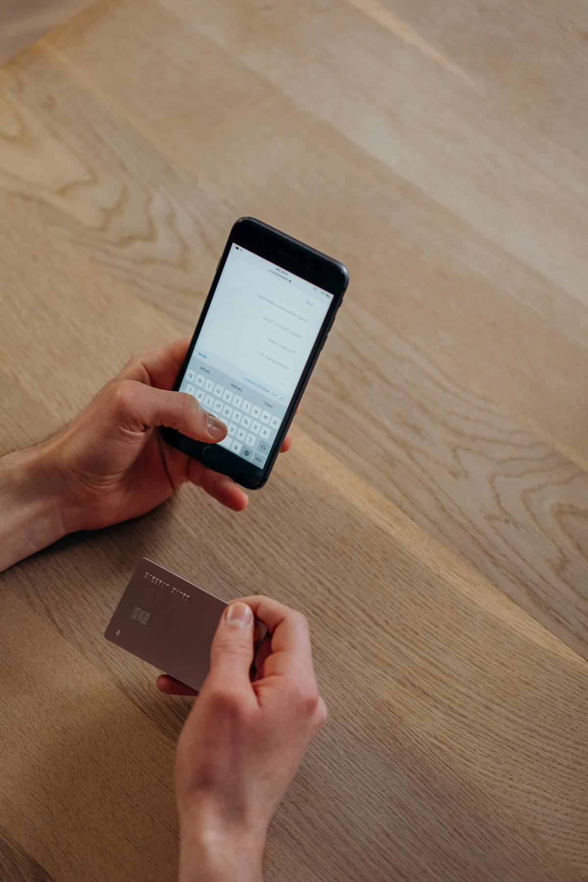 スマホとカードでことら送金する手元のイメージ