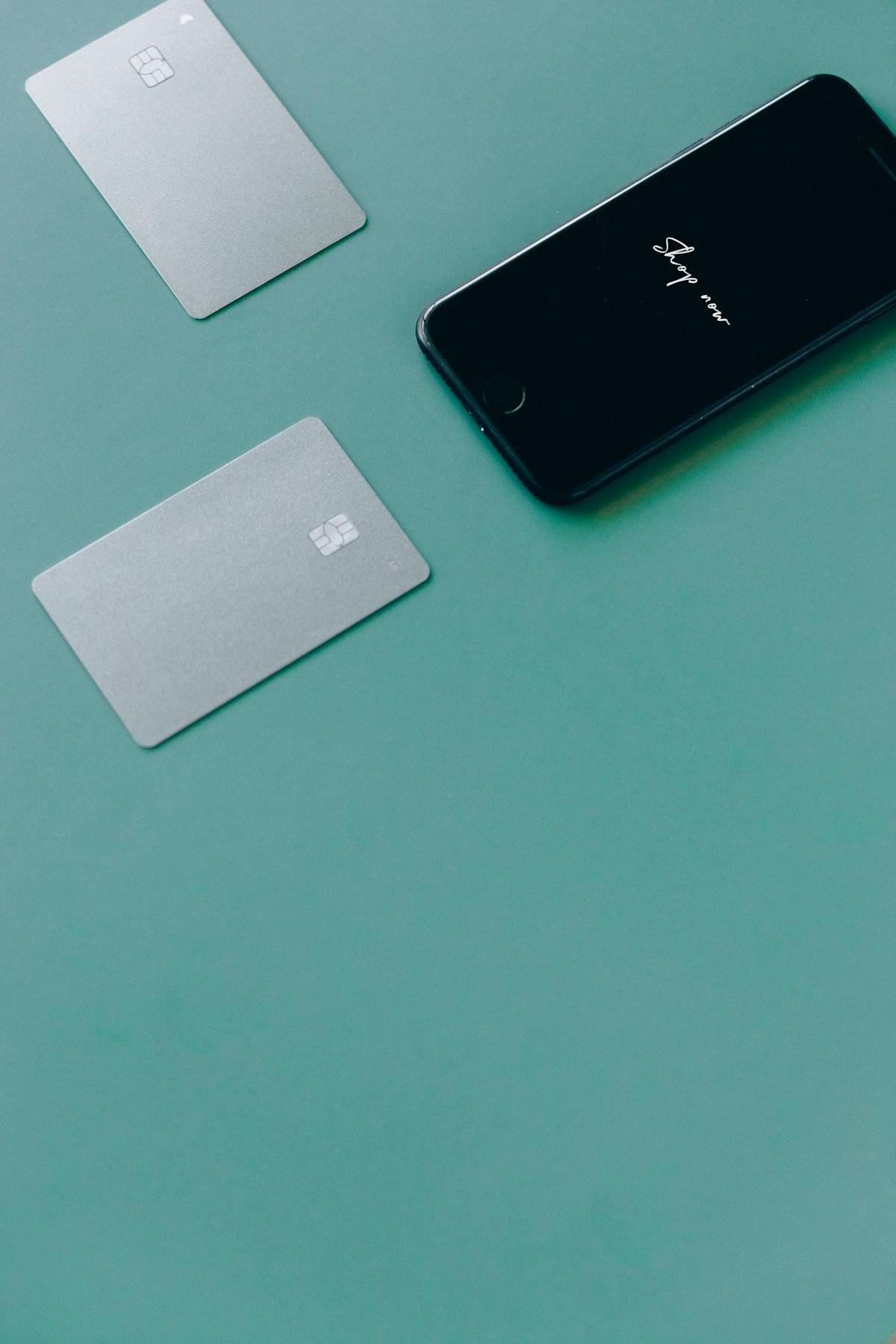 クレジットカードとスマホ(楽天銀行第一生命支店のイメージ)