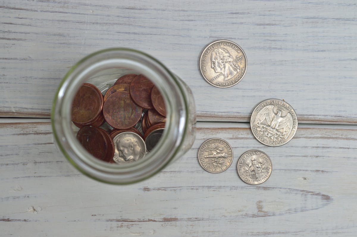 硬貨の入った瓶(第一生命NEOBANKのイメージ)