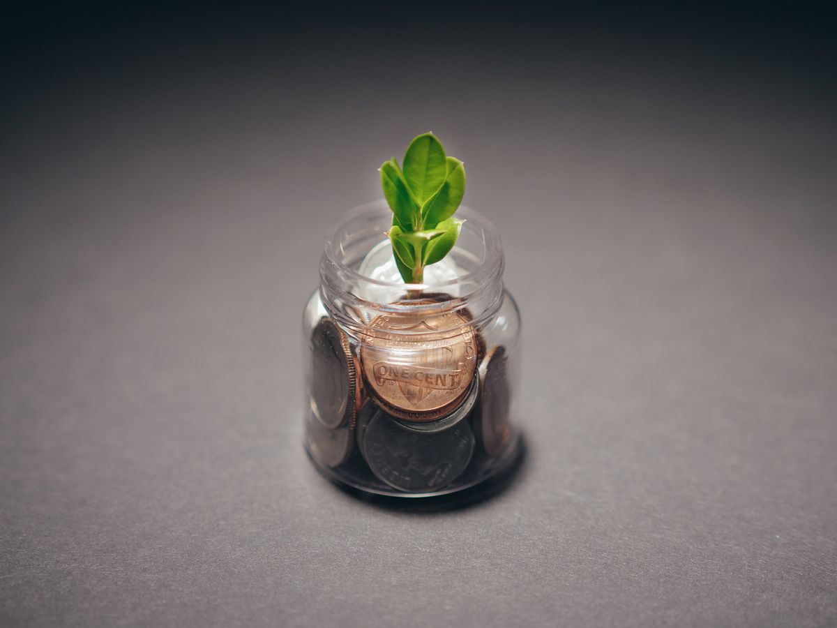 硬貨の瓶から芽が育つ(あおぞら銀行0.75%金利のイメージ)