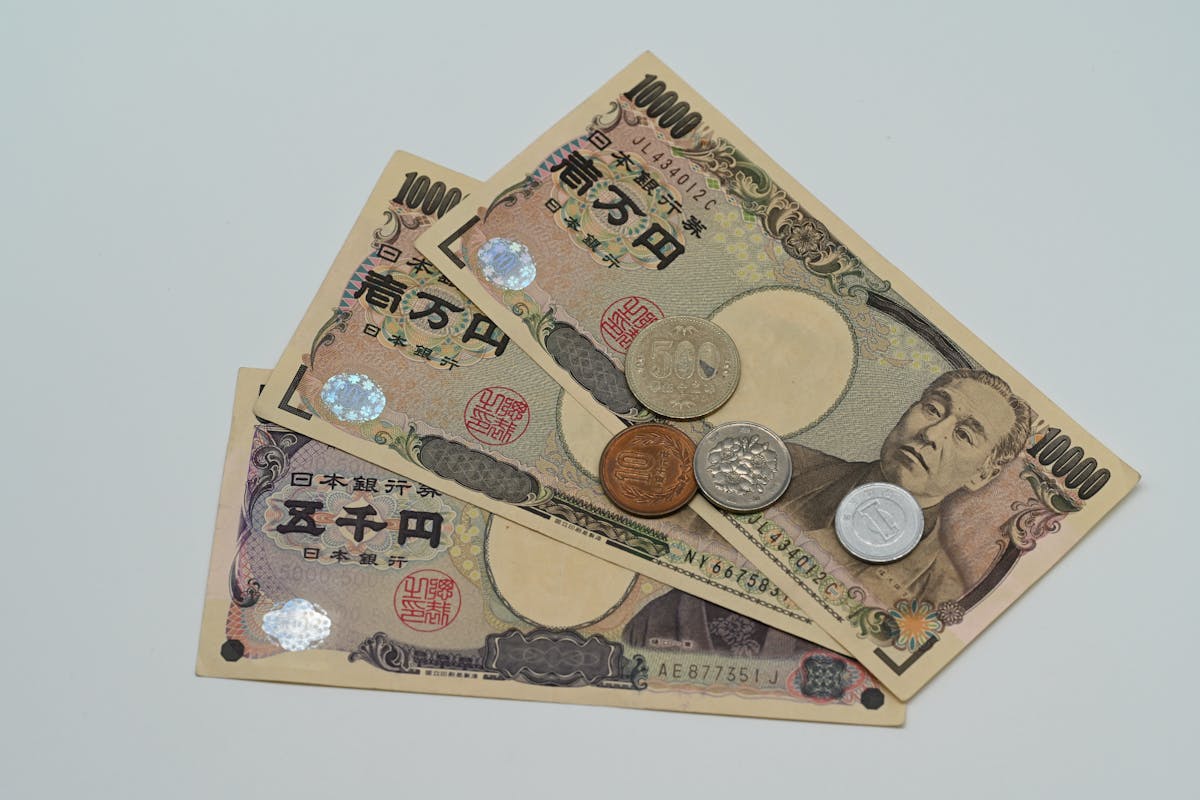 日本円の紙幣と硬貨、静岡中央銀行の確定1,500円のイメージ