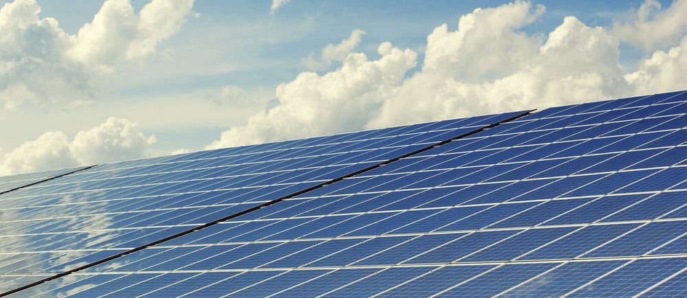 太陽光パネルと青空。オール電化＋太陽光の我が家では電気代が家のエネルギー支出の集約点になる