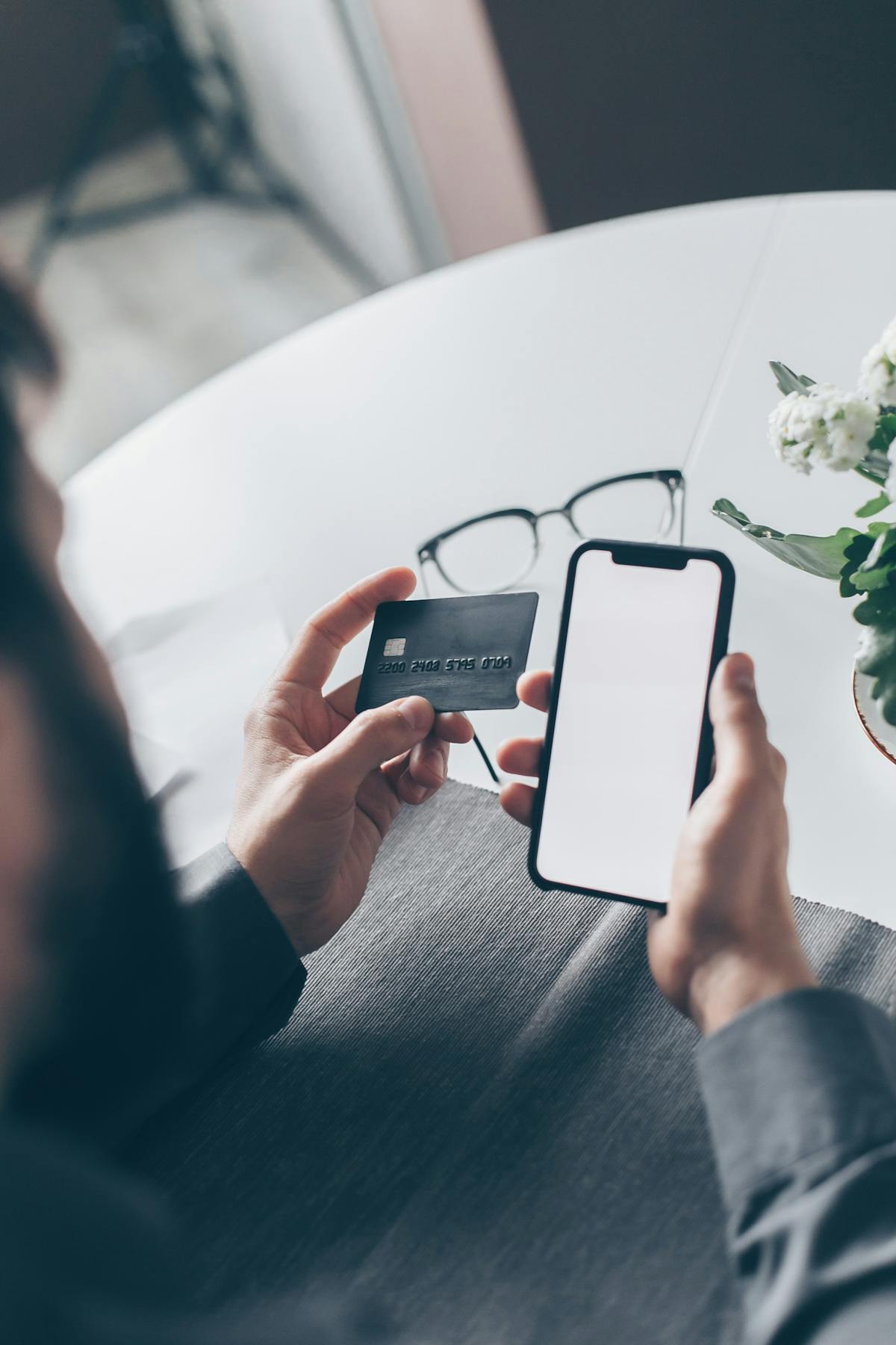 カードとスマホでネット銀行を操作するイメージ