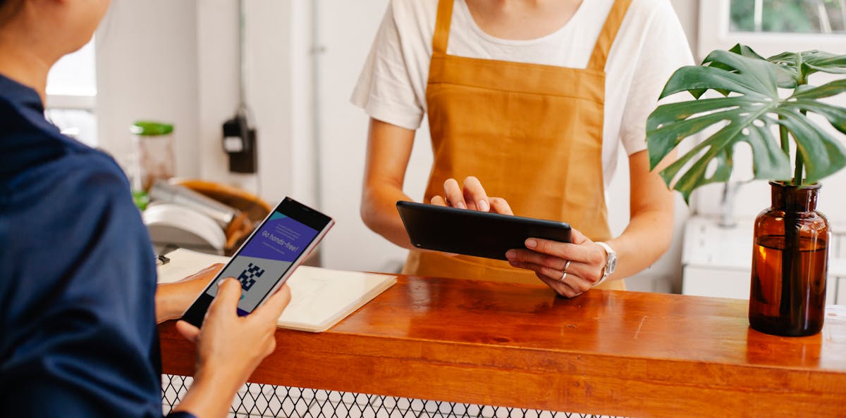 スマホでQRコード決済を行う新規口座開設のイメージ